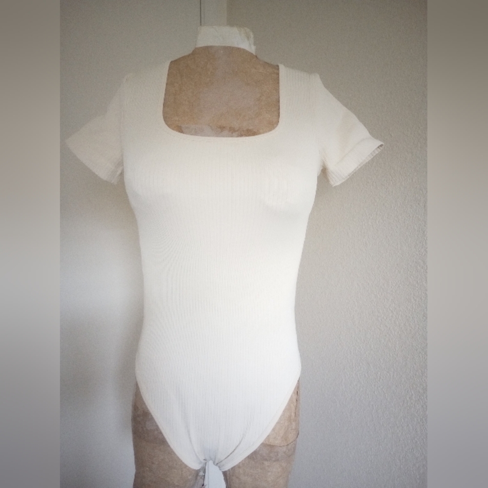 Elegant White Ribbed Women's Top